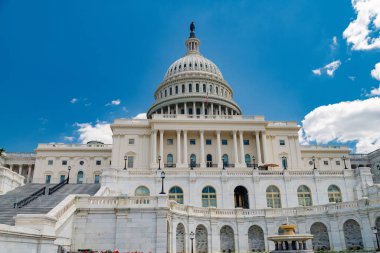 Parlak gökyüzüne karşı Capitol 'ün tarihi mimarisi.