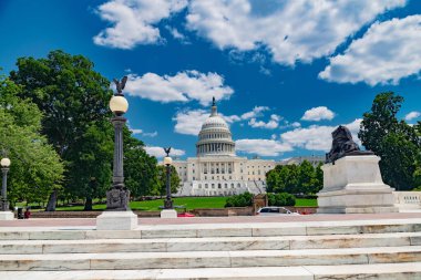 Capitol binasının parlak manzarası, kartal tepeli lamba direği ve temiz gökyüzü.