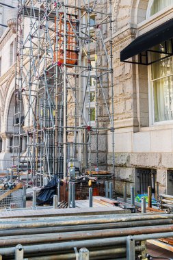 Yenileme sırasında şehir mimarisini çevreleyen karmaşık yapı iskeleti