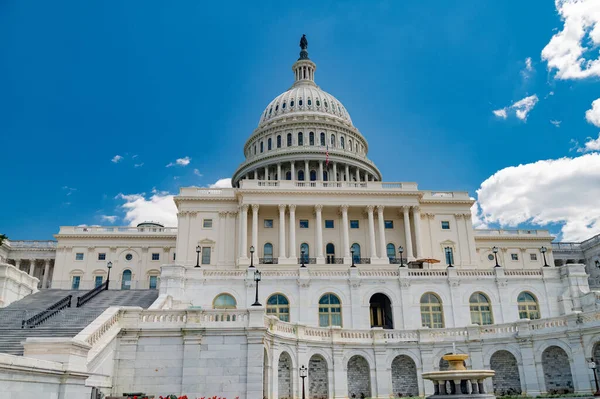 Parlak gökyüzüne karşı Capitol 'ün tarihi mimarisi.