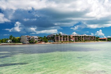 Florida 'da sakin suları ve berrak gökyüzü olan egzotik deniz kıyısı tatil beldesi