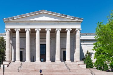 Güneşli bir günde Washington DC 'deki Ulusal Sanat Galerisi' nin Neoklasik cephesi