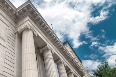 Washington, D.C. 'nin göbeğindeki muazzam neoklasik yapı. Mimari ayrıntılar federal binaların ihtişamını vurguluyor.