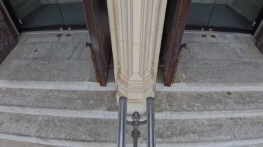 Karmaşık taş oymalarıyla Gotik katedral girişi, Washington Ulusal Katedrali ön kapı detayı. Video kamera yukarı doğru hareket ediyor.