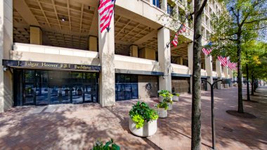 Başkentte Amerikan bayrakları ve beton plazalı ana FBI karargahı.