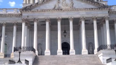  Büyük Merdiven ve Kubbe ile Birleşik Devletler Kongre Binası 'nın ileri perspektifi. Kamera yukarı doğru döner..