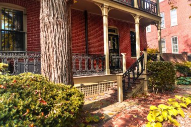 Kara Çit ve Sonbahar Renkleriyle Tuğla Kasaba 'nın Dikey Çekimi