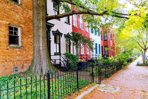 Yaprakla kaplı bir yol, eski tarz bir konak kapısına çıkıyor.. 