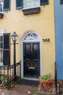 Dekoratif demir çitli tuğla ev. Sakin bir Washington DC mahallesinde yakalandı..