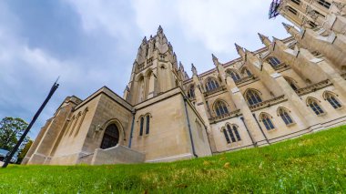 Gotik payandaların ve taş işçiliğinin vurgulandığı Washington Ulusal Katedrali 'nin geniş açılı görüntüsü