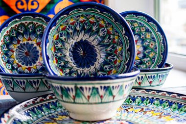 Karmaşık mavi çiçek desenli geleneksel Özbek seramik kaseleri.