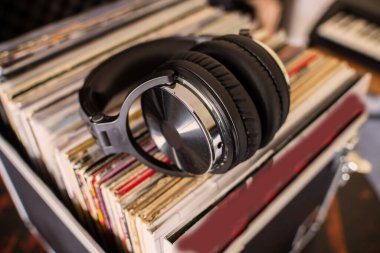 Analog müzik nostaljisi, LP kayıtları ve yastıklı siyah kulaklıklar..