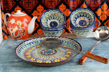 Etnik Orta Asya tarzı kırmızı çiçekli el yapımı seramik kaseler ve tabaklar.. 