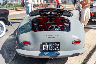 Arkadaki motoru olan klasik bir Porsche 356 'nın arka görüntüsü..
