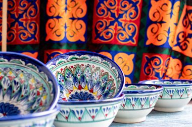 Çiçekli geometrik tasarımlı parlak renkli geleneksel çömlekçilik.