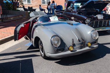 Klasik Porsche 356, yuvarlak farlar ve krom tekerlekler sokağa park edilmiş..