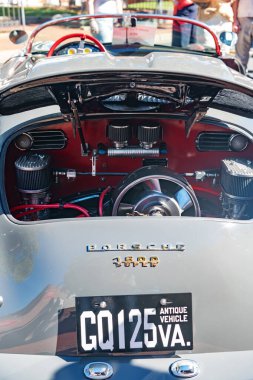 Klasik Porsche 356 Roadster klasik bir araba fuarında sergileniyor. Motorun arka görüntüsü.