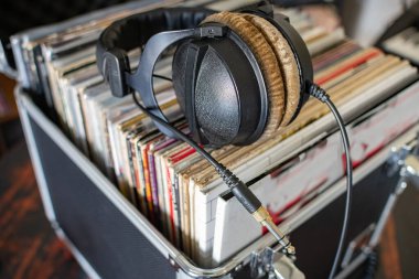 Klasik kulaklıklı vinil kayıt kutusunun yakın çekimi..