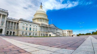 Bulutlu gökyüzü altında terk edilmiş plazası olan ABD Kongre Binası