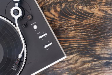 Ahşap arka planda dönen plak çalar.