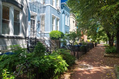 Bahçe yolu ve kırmızı tuğlalı binaların olduğu bir yerleşim yeri. Washington 'un merkezinde klasik Amerikan evleri.