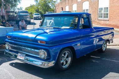 Klasik krom ızgaralı mavi kamyon ve retro bir etkinlikte ABD plakası.