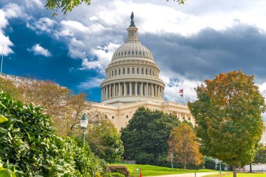 Washington 'da canlı sonbahar yeşillikleri çerçeveli ABD Kongre Binası.