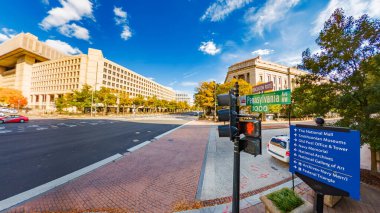 Washington 'da Pennsylvania Bulvarı altın sonbahar yapraklarıyla çevrili.