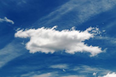 Parlak bir yaz gökyüzünde tek bir kabarık bulut.