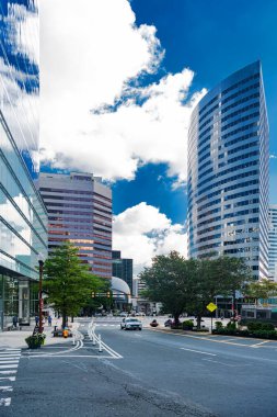 Rosslyn Arlington 'daki yüksek binalar güneşli bir günde şehir trafiği ve açık mavi gökyüzü