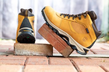 Bir çift kahverengi deri Timberland botu, engebeli doğa tarzı için..