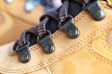 Ayakkabı bağcıklı kahverengi deri yürüyüş botlarının detaylı dokusu