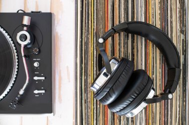 Pikabın, kulaklıkların ve plak koleksiyonu kurulumunun üst görüntüsü