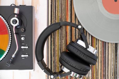 Vinil çalar, gri LP ve klasik kulaklıklar ile Retro yüksek kurgu