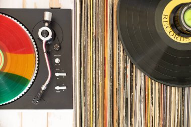 Modern turntable ve retro vinil koleksiyon arka planı
