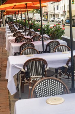 Şehir merkezinde çadır örtüsü altındaki misafirler için kaldırım yemek alanı hazırlanıyor.