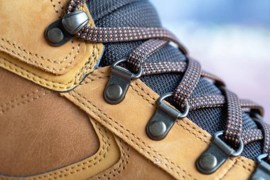 Sıkı kahverengi deri ve bağcıklı yürüyüş botları.