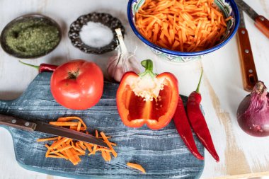 Dilimlenmiş havuç, dolmalık biber ve domates, kırmızı biber ve sarımsaklı..