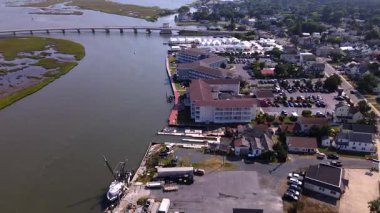 Samimi rimrock kasabası, sahil boyunca evler ve yollar, yatlar için köprüler ve marinalar. Virginia eyaletindeki chincoteague Adası.