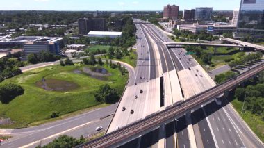 Otoyol üstgeçidinde trafik vardı. Modern otoyol kavşaklarının ve Amerika 'nın modern şehirlerinin havadan görünüşü.