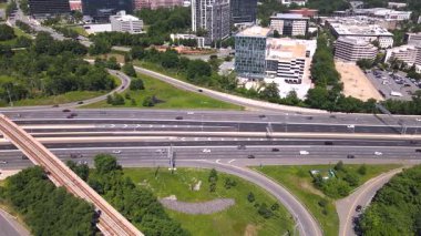 Otoyol üstgeçidinde trafik vardı. Modern otoyol kavşaklarının ve Amerika 'nın modern şehirlerinin havadan görünüşü.