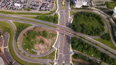 Otoyol üstgeçidinde trafik vardı. Modern otoyol kavşaklarının ve Amerika 'nın modern şehirlerinin havadan görünüşü.