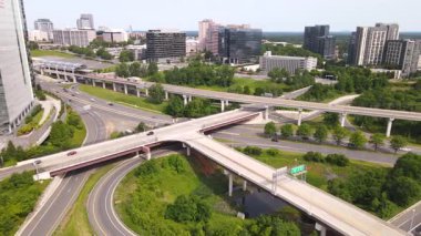 Kuzey Virginia 'da ulaşım altyapısı ve yerleşim alanları olan kentsel ufuk çizgisi