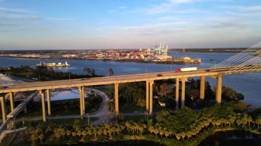 Florida 'da kablolu bir köprünün hava görüntüsü.