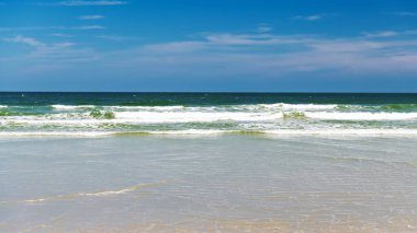 Beyaz kum ve Atlantik 'in mavi ufkuyla Pasifik Okyanusu kıyısı.