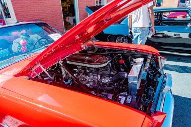 Antika Mustang kaslı araba ön görünümü ve motor açıkta