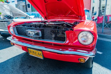Virginia 'daki araba fuarında kaputu açık kırmızı 1966 Ford Mustang.