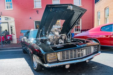 Klasik siyah 1967 Chevrolet Camaro RS, klasik araba fuarında motoru açık..