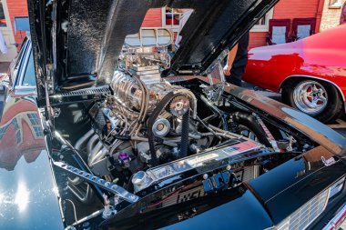 Sokak etkinliğinde açık kaput ve krom V8 motorlu güçlü modifiye edilmiş Camaro RS.