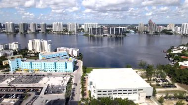 Sunny Isles Sahili 'nin Manzaralı Hava Manzarası. Gökdelenler ve Sakin Atlantik Suları. Drone videosu.